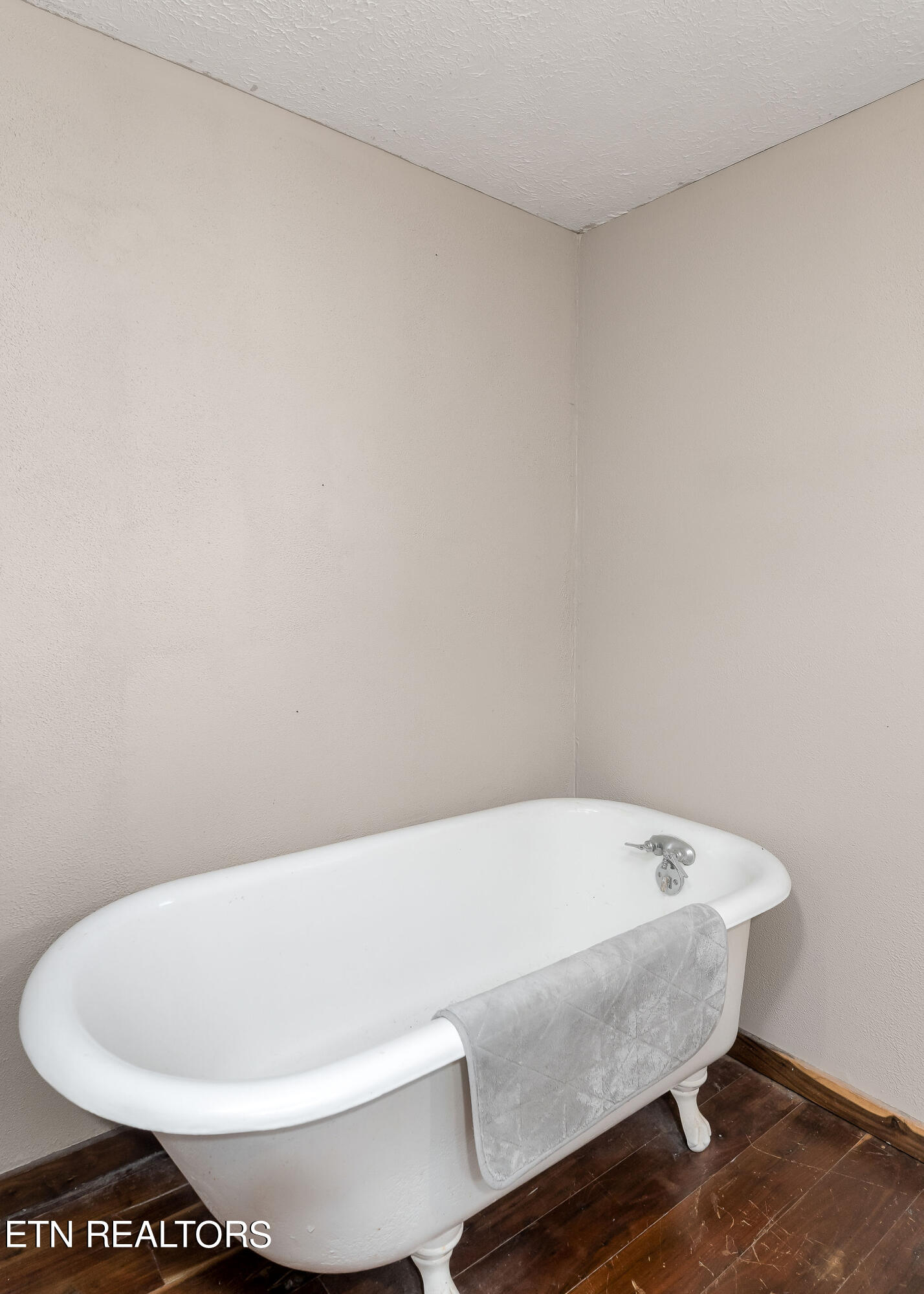 2665 Seven Knobs Rd