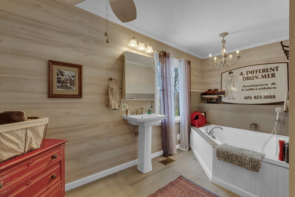 1439 Thomas Cir