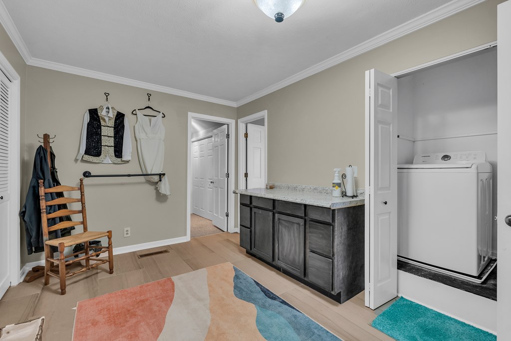 1439 Thomas Cir
