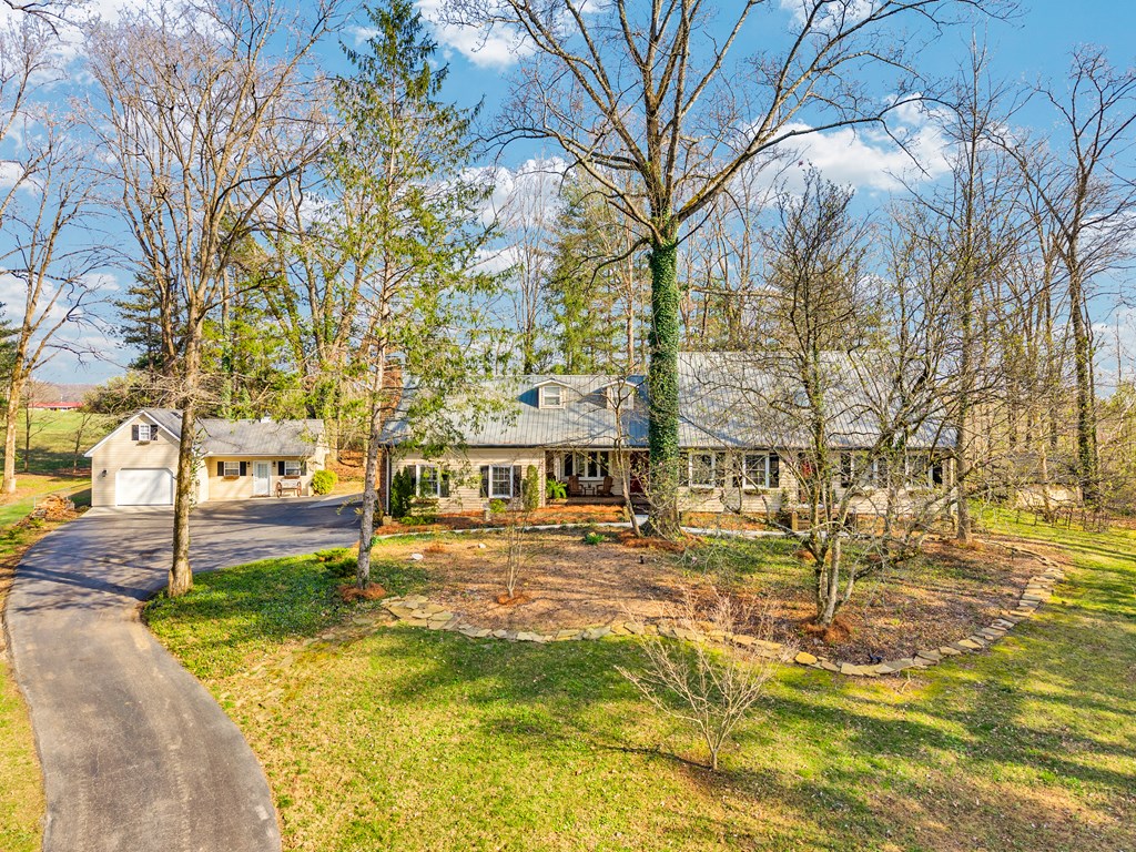 1439 Thomas Cir