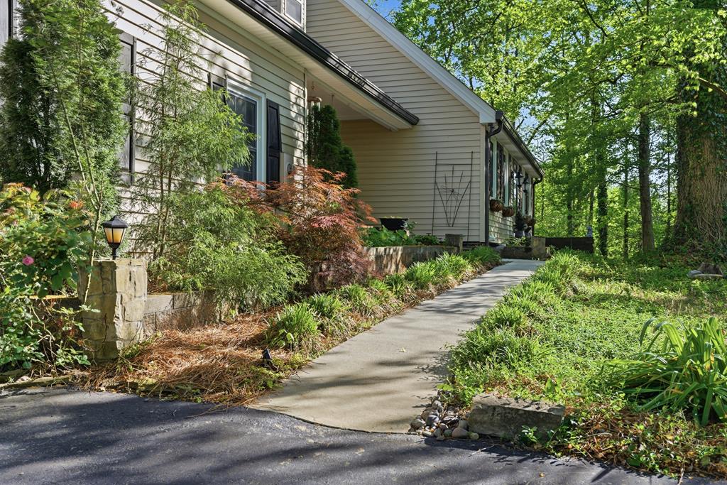 1439 Thomas Cir