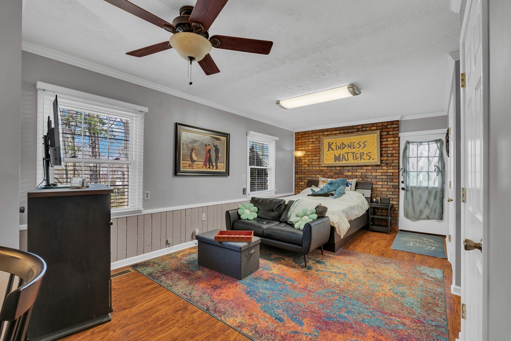 1439 Thomas Cir