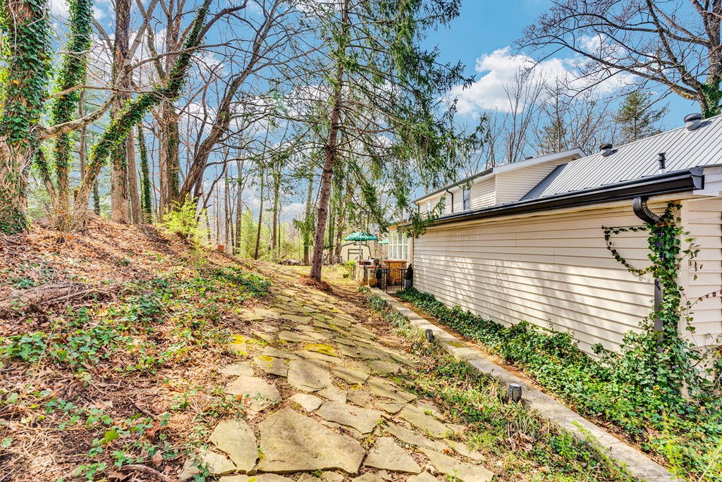 1439 Thomas Cir