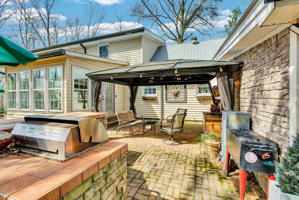 1439 Thomas Cir