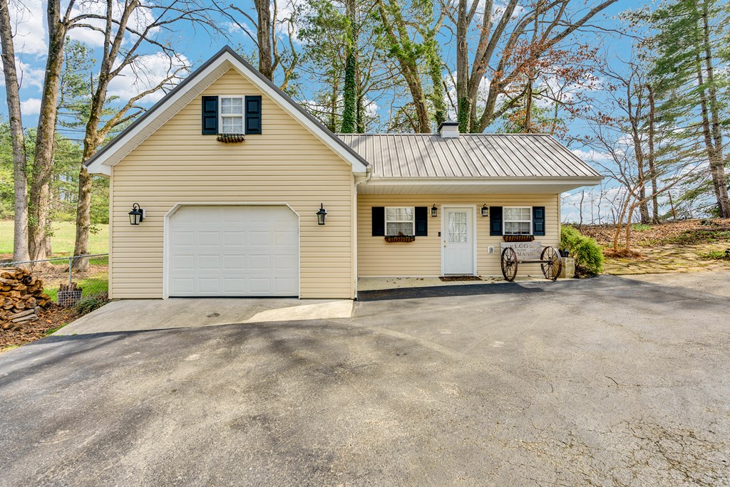 1439 Thomas Cir