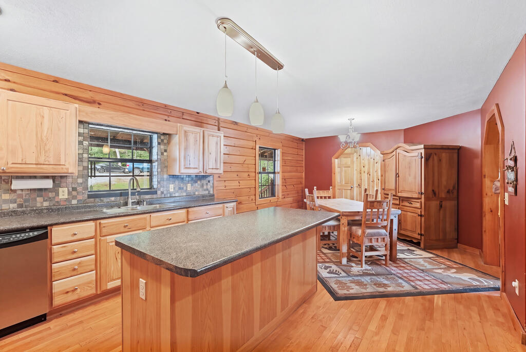 395 Hilltop Ln