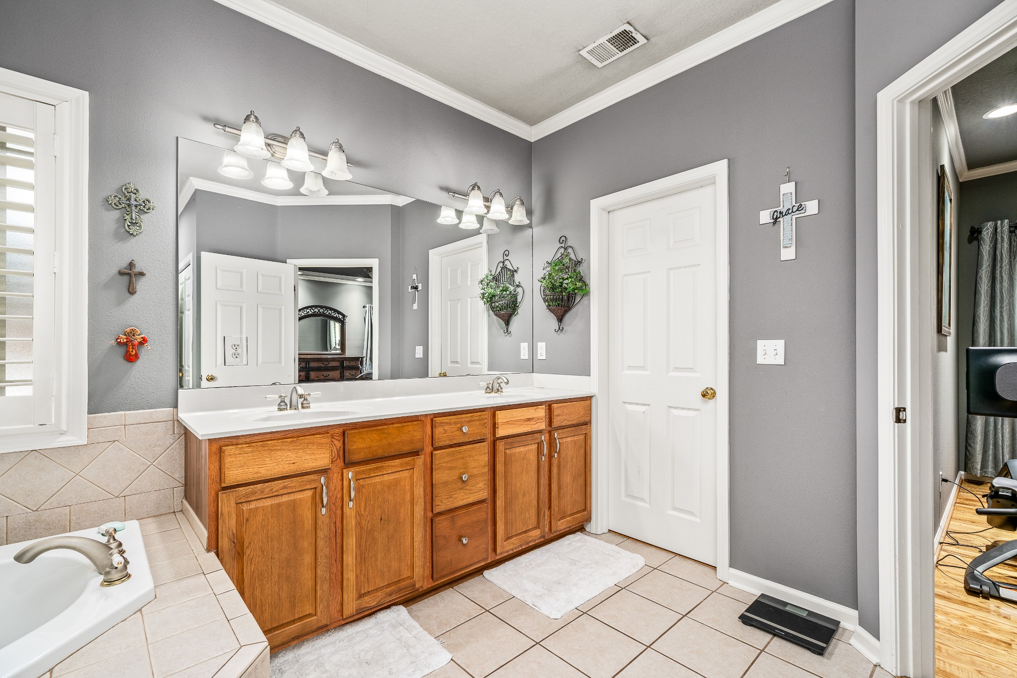 1051 Heathwood West Dr