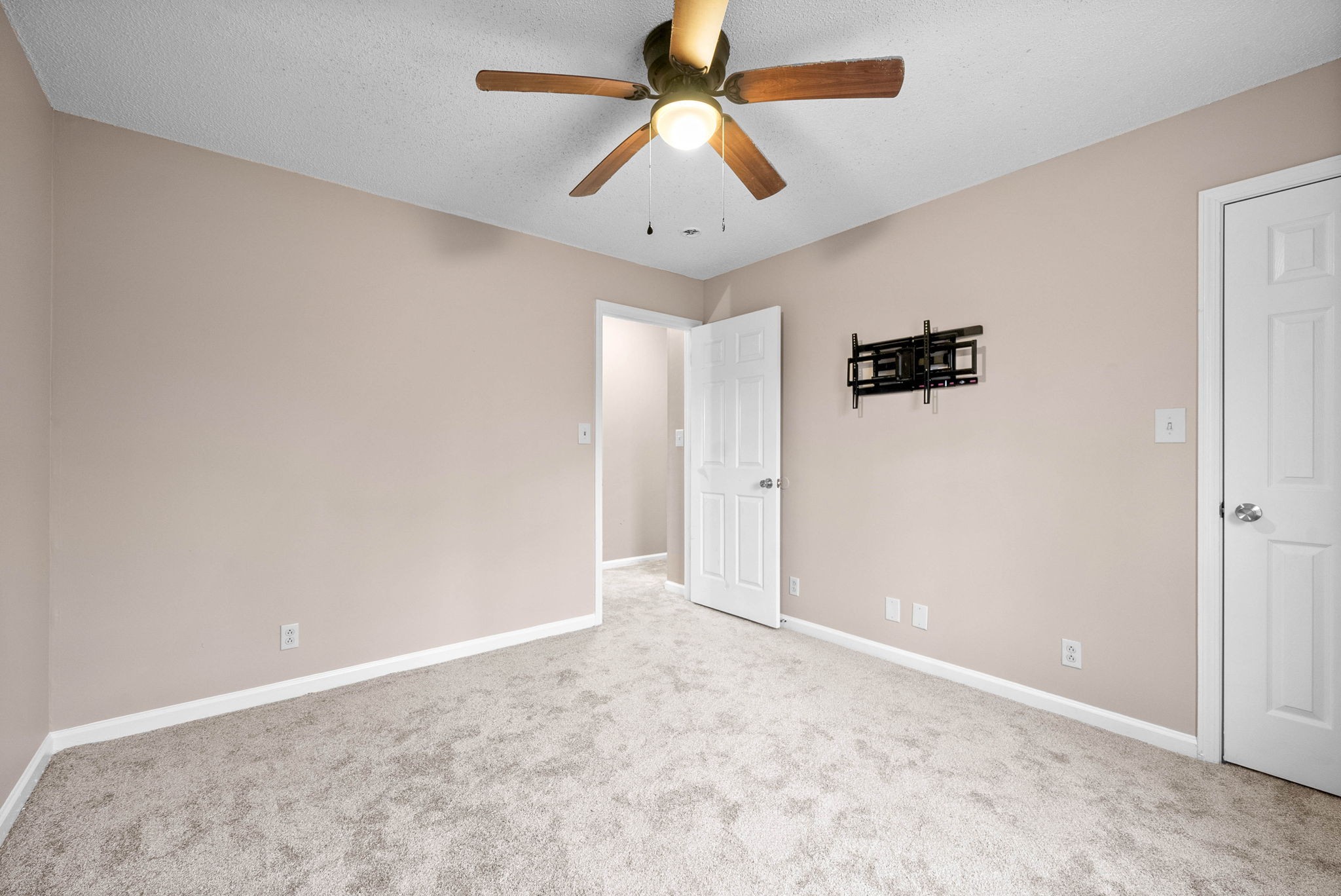 1000 Roedeer Dr