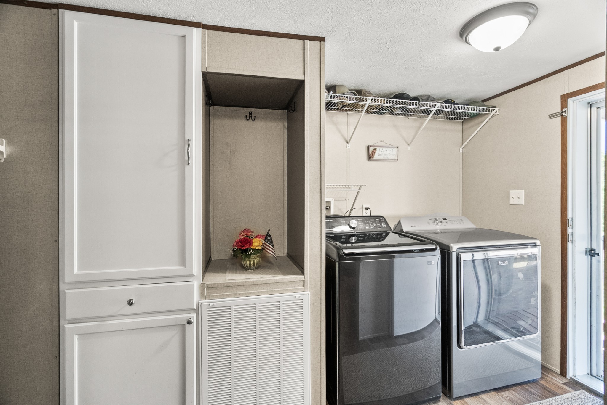 5555 King Robert Ln