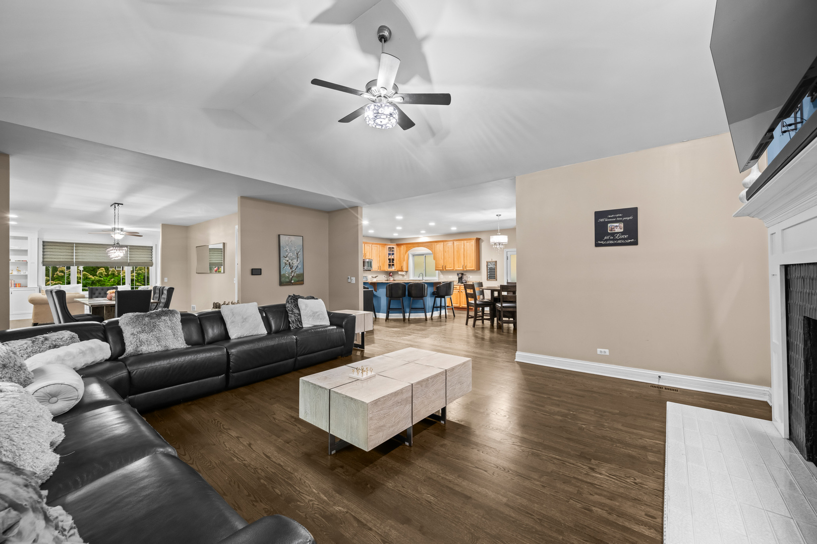 421 W Hawthorne Street