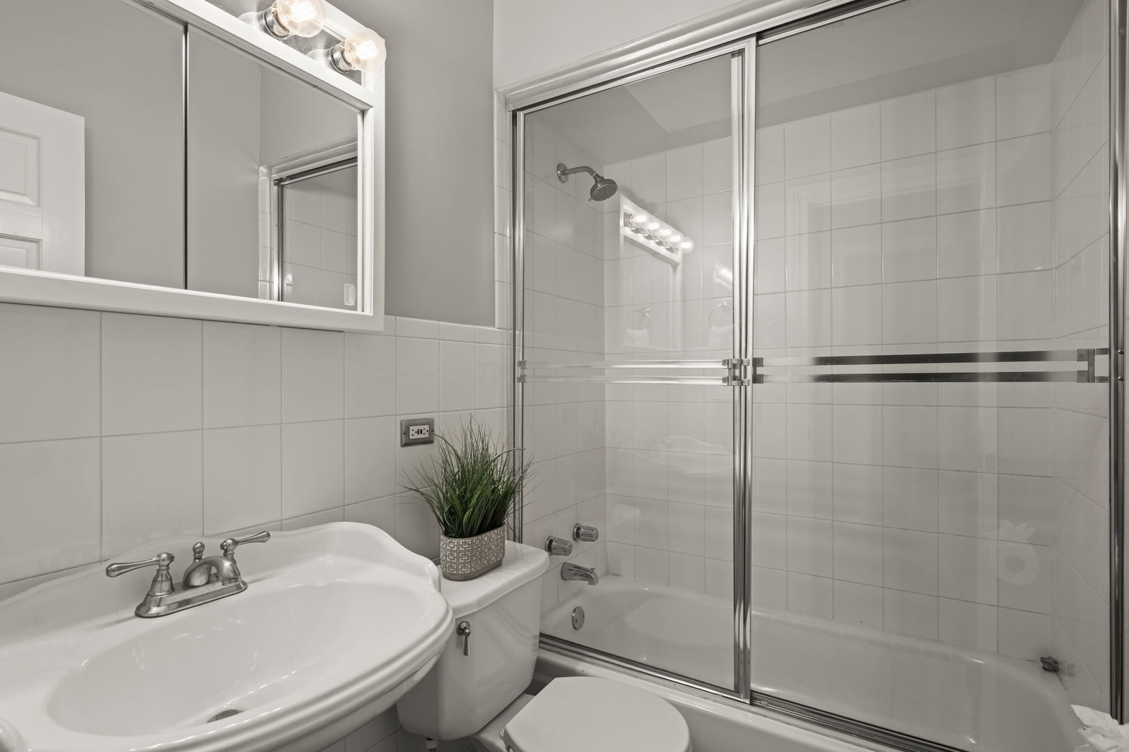 1657 W Huron Street Unit: 2