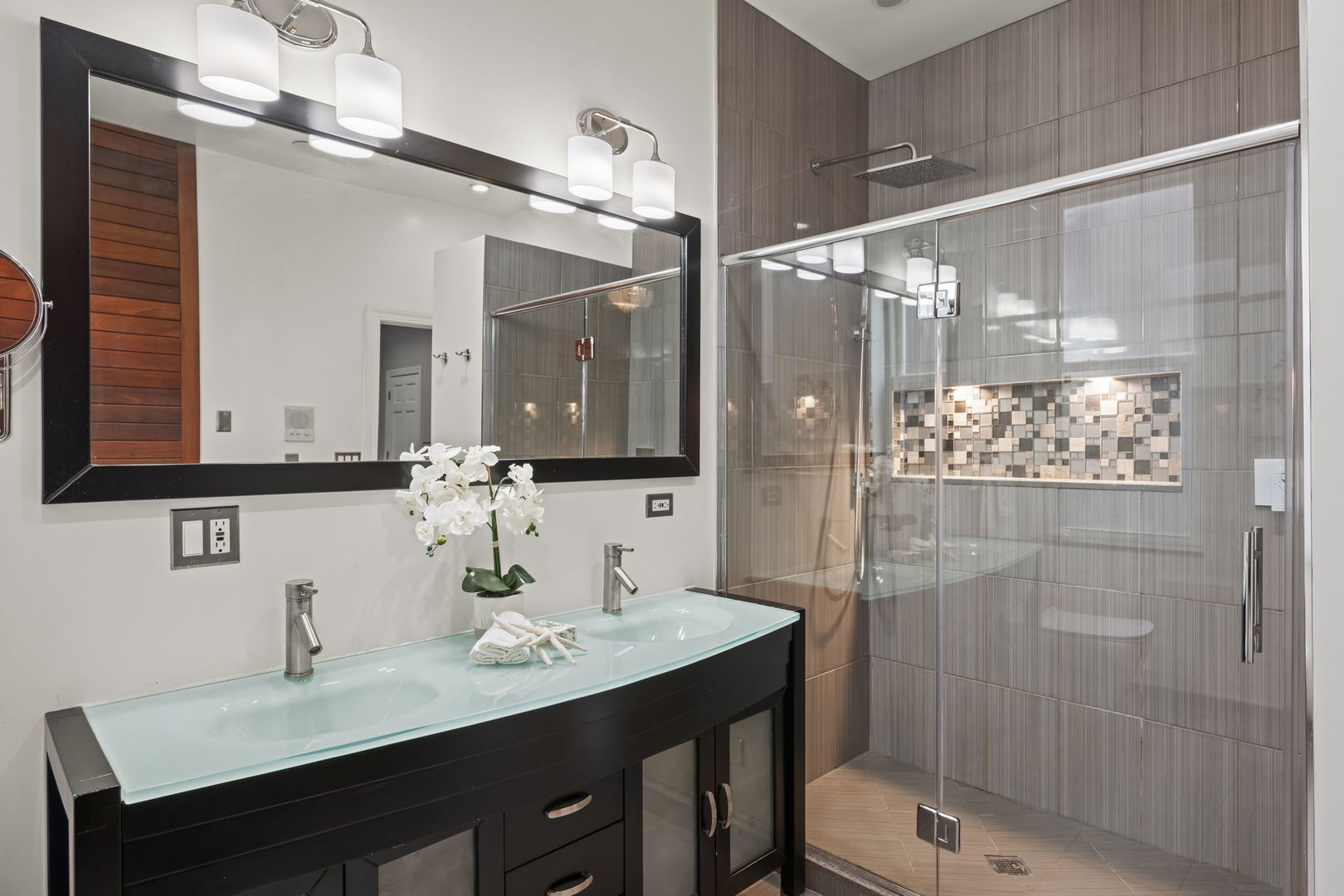 1657 W Huron Street Unit: 2