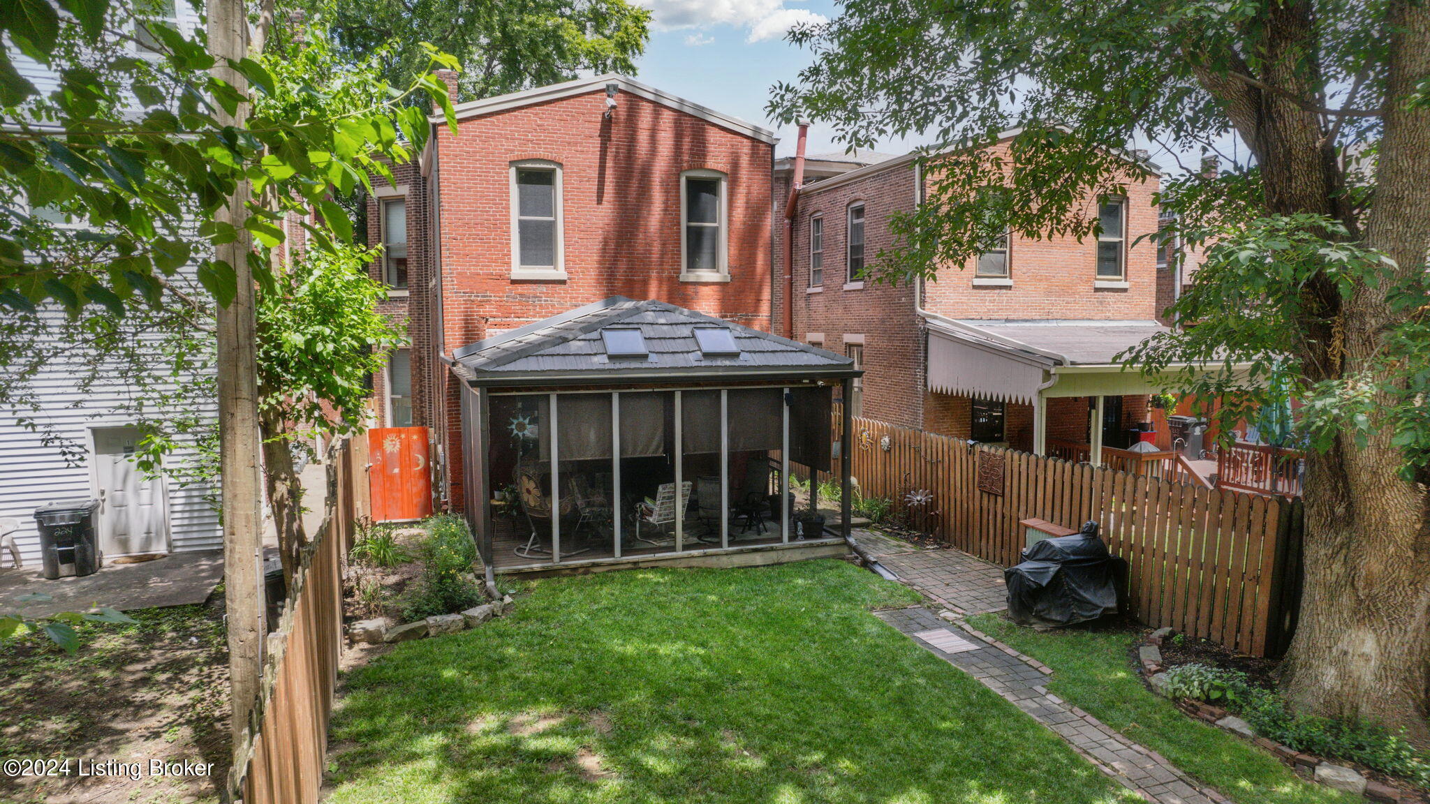 226 E Oak St