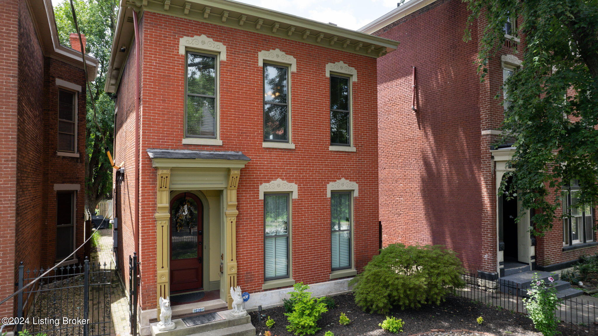 226 E Oak St