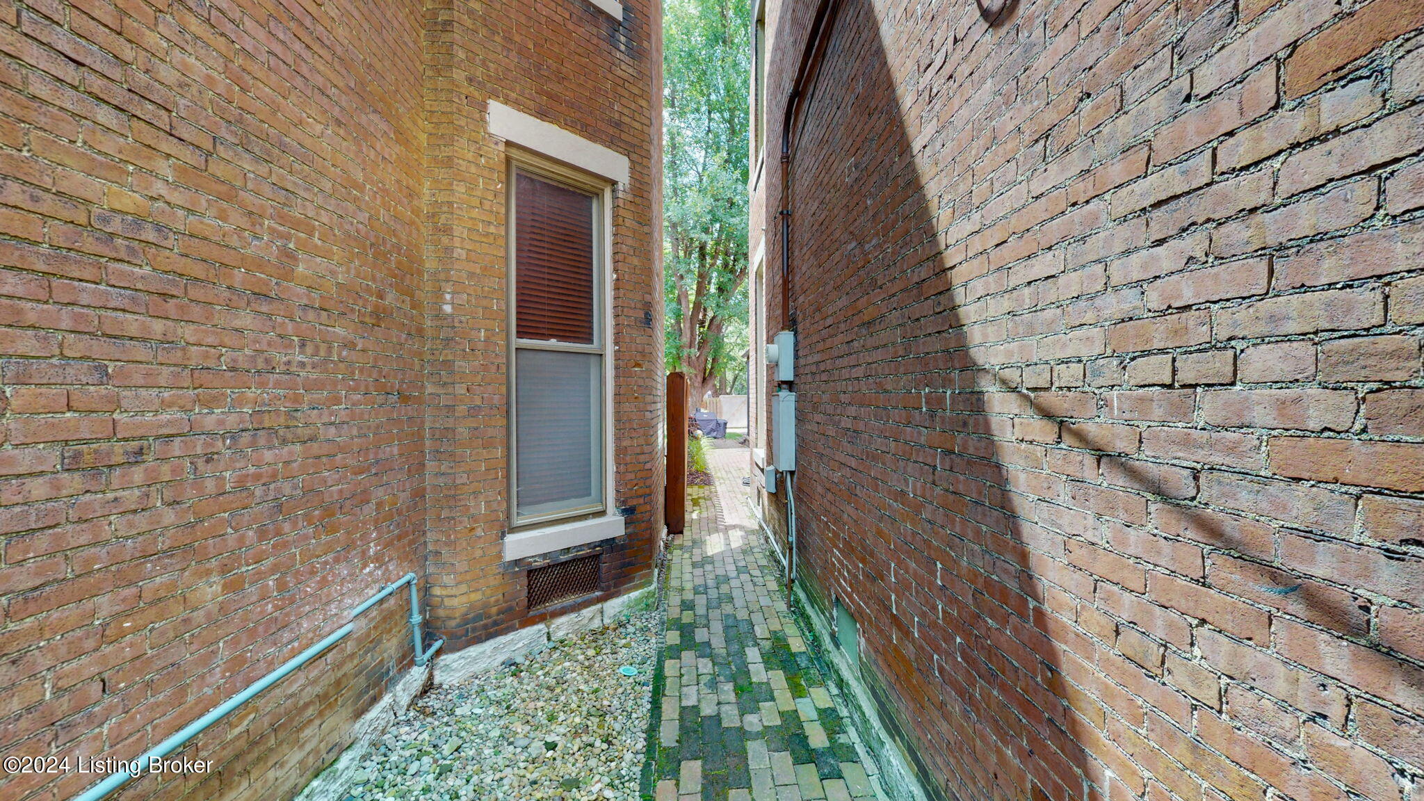 226 E Oak St