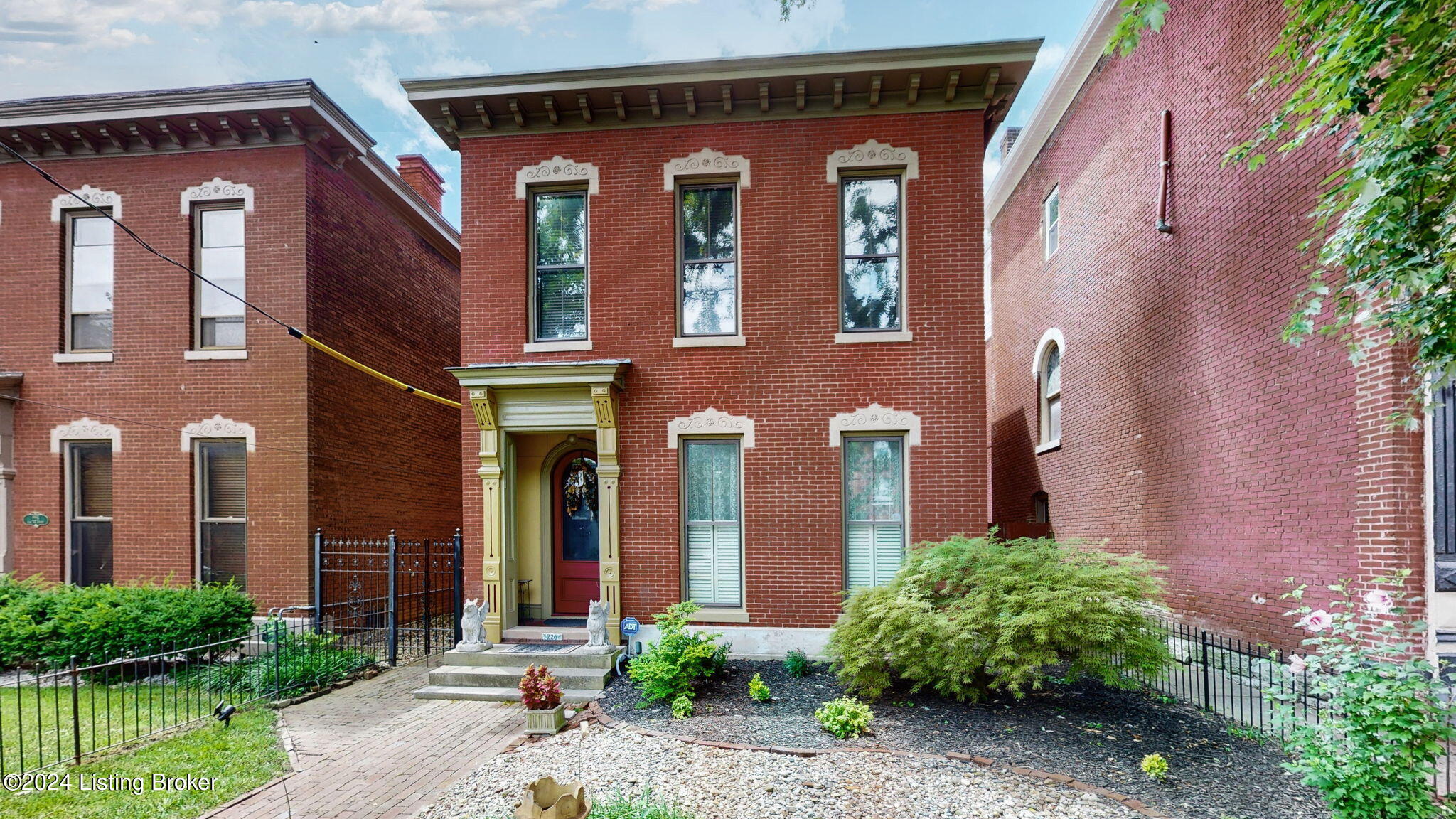 226 E Oak St