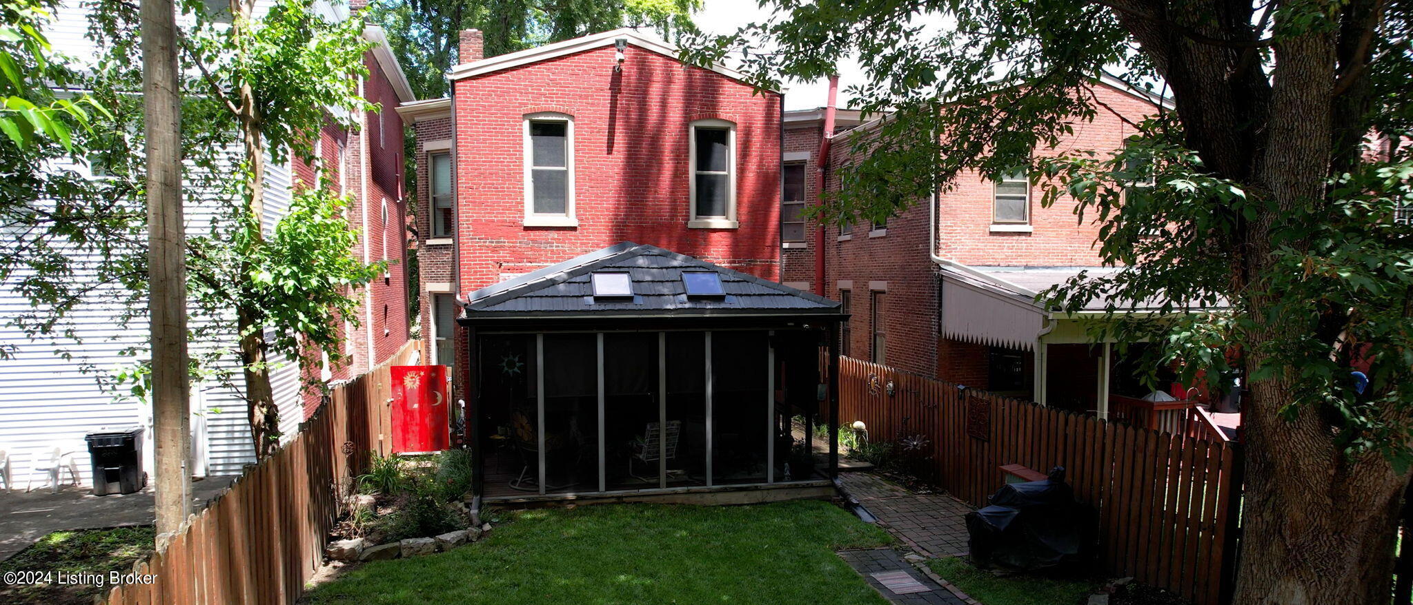 226 E Oak St