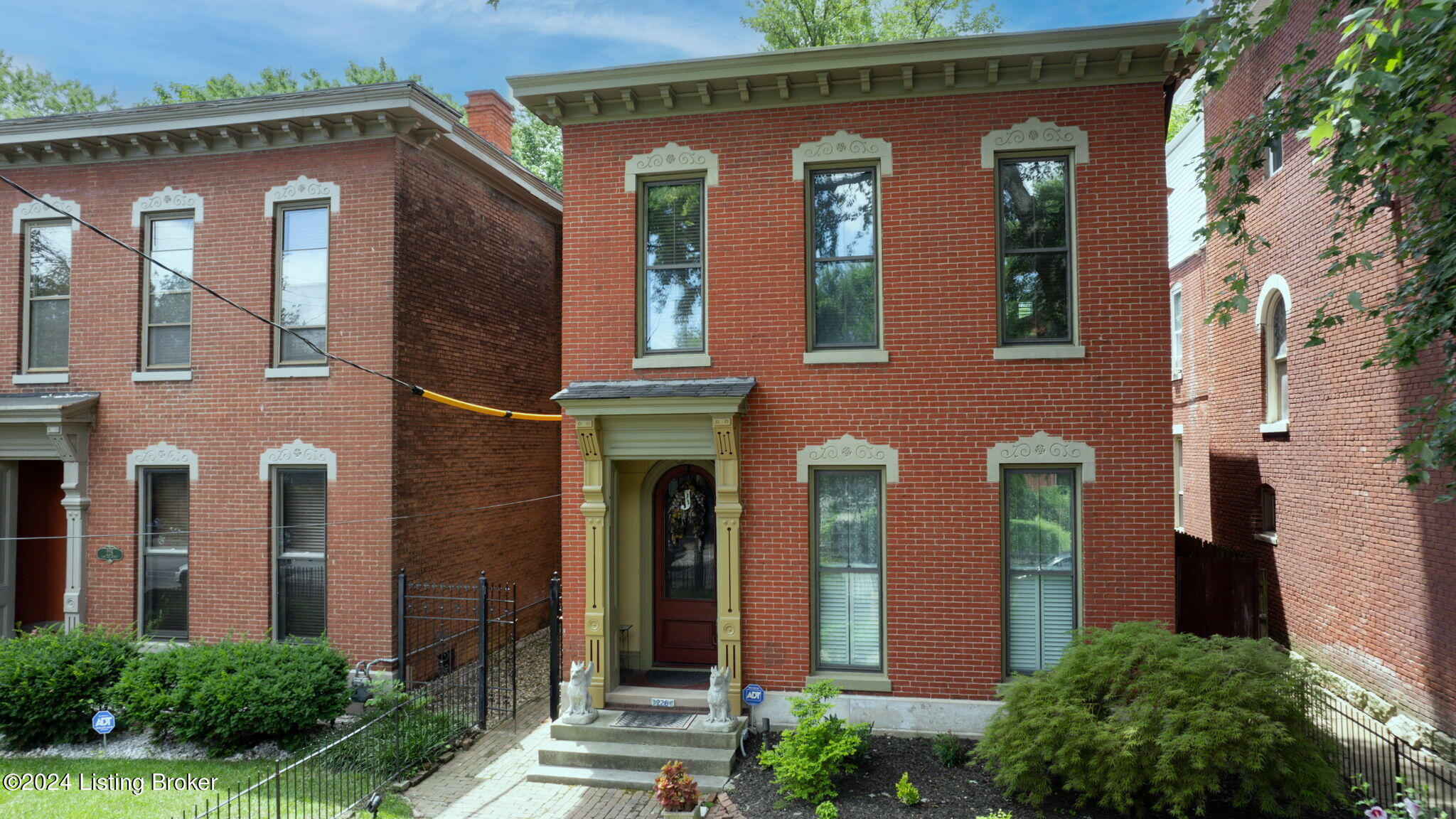226 E Oak St