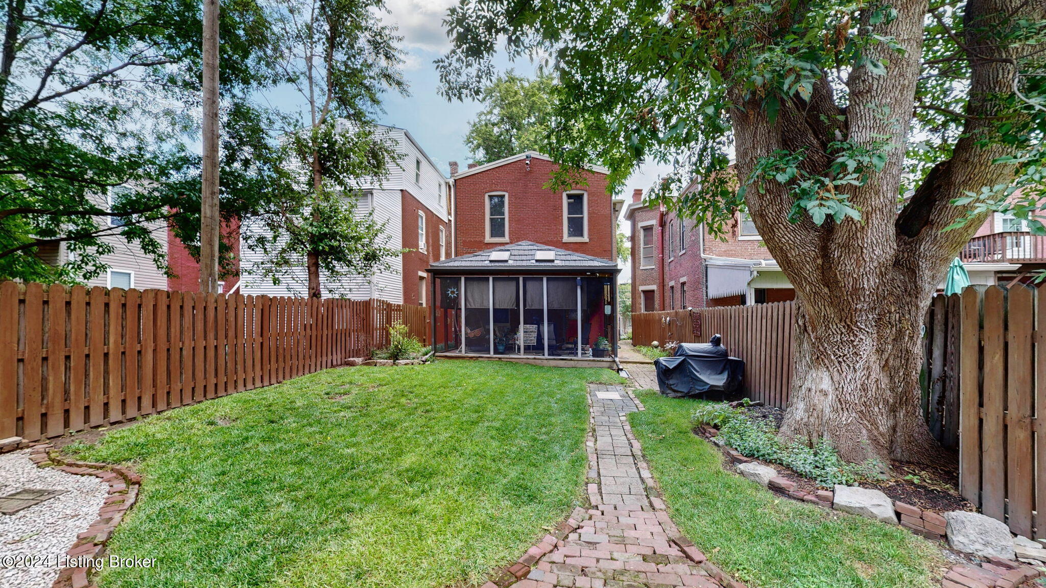 226 E Oak St
