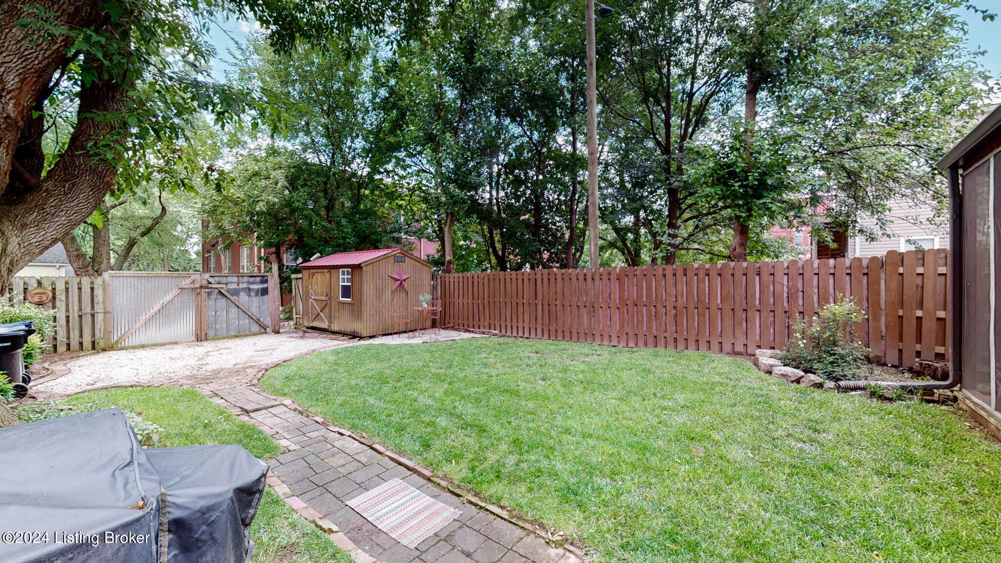226 E Oak St