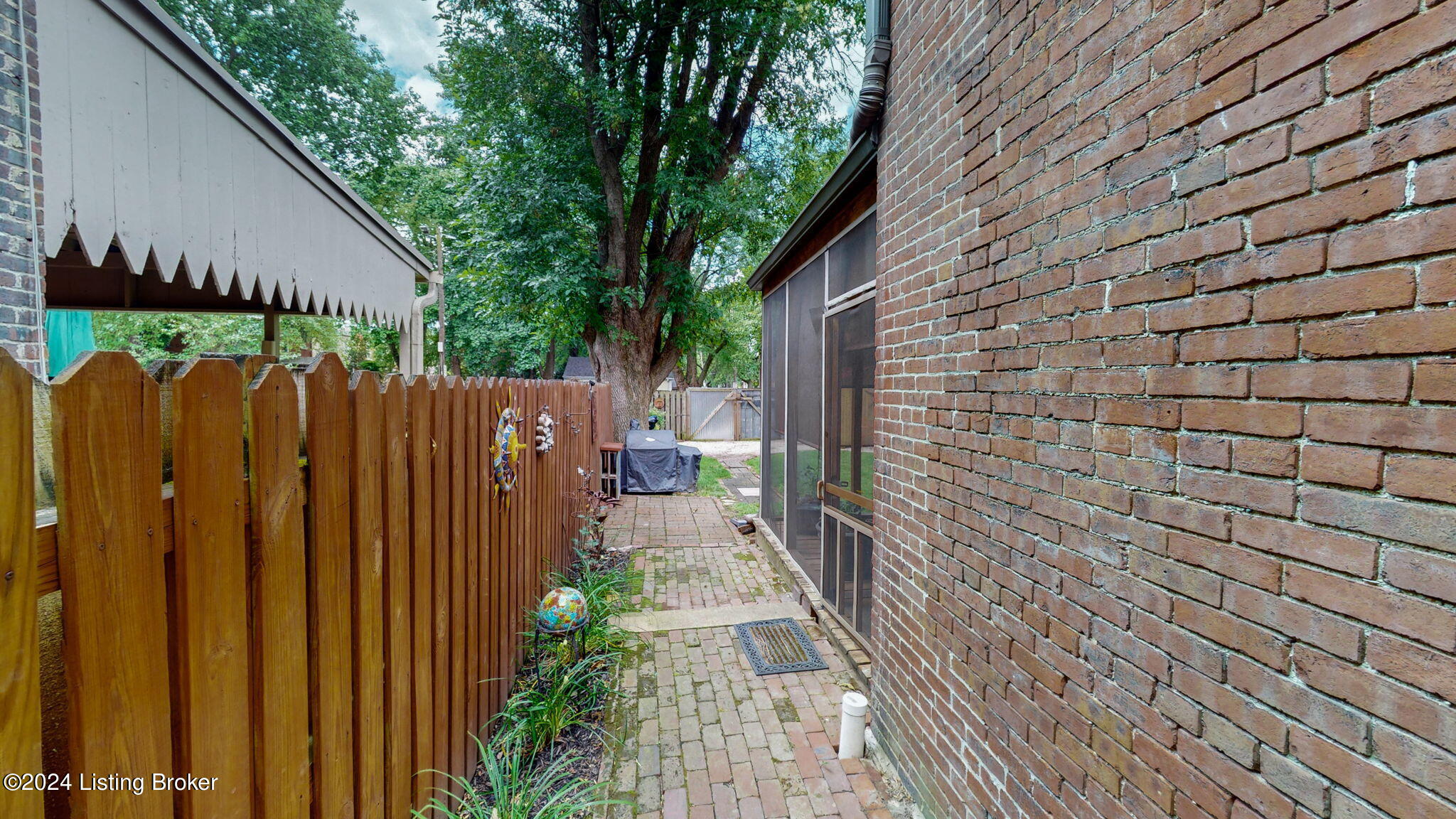 226 E Oak St