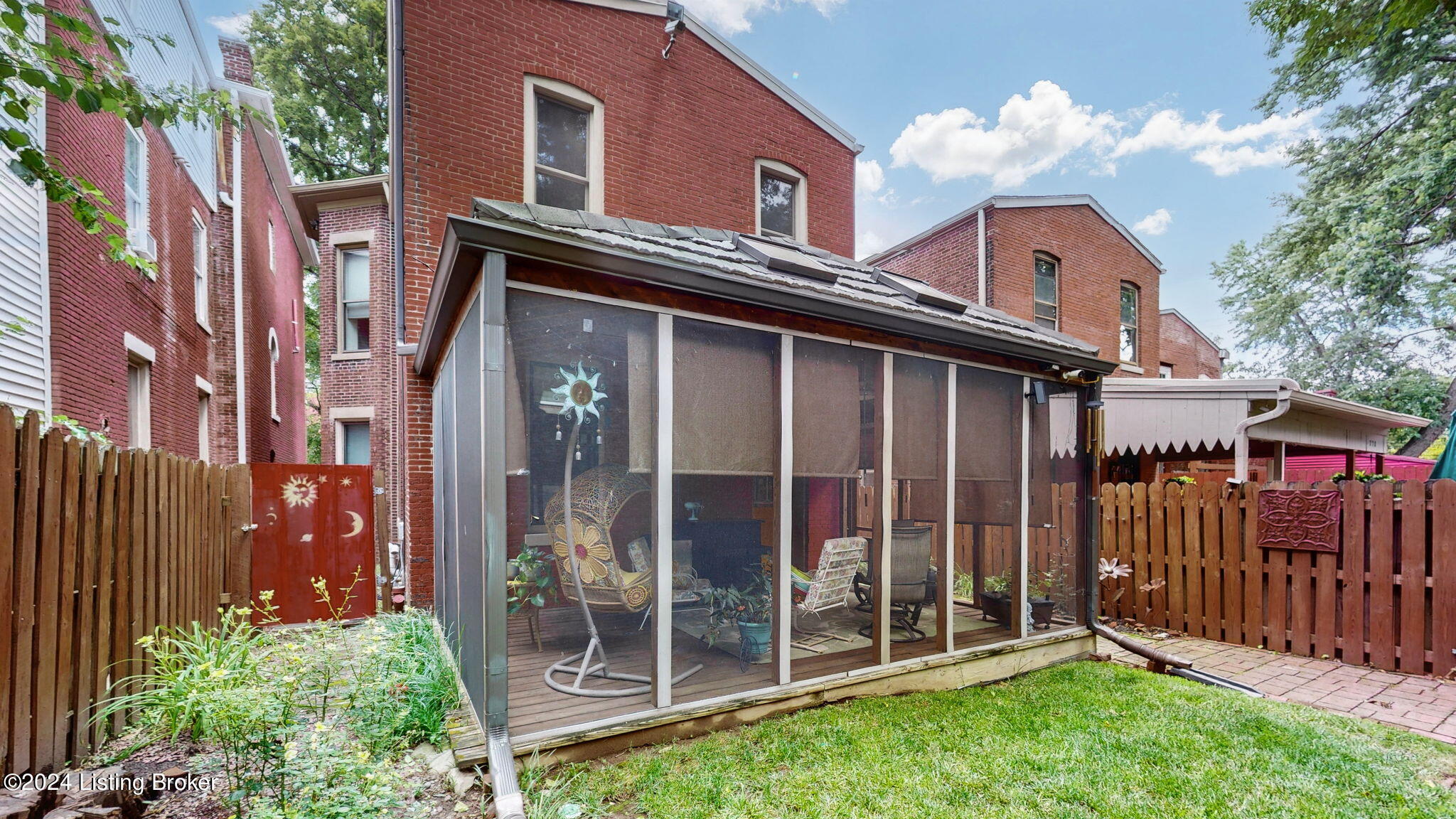 226 E Oak St