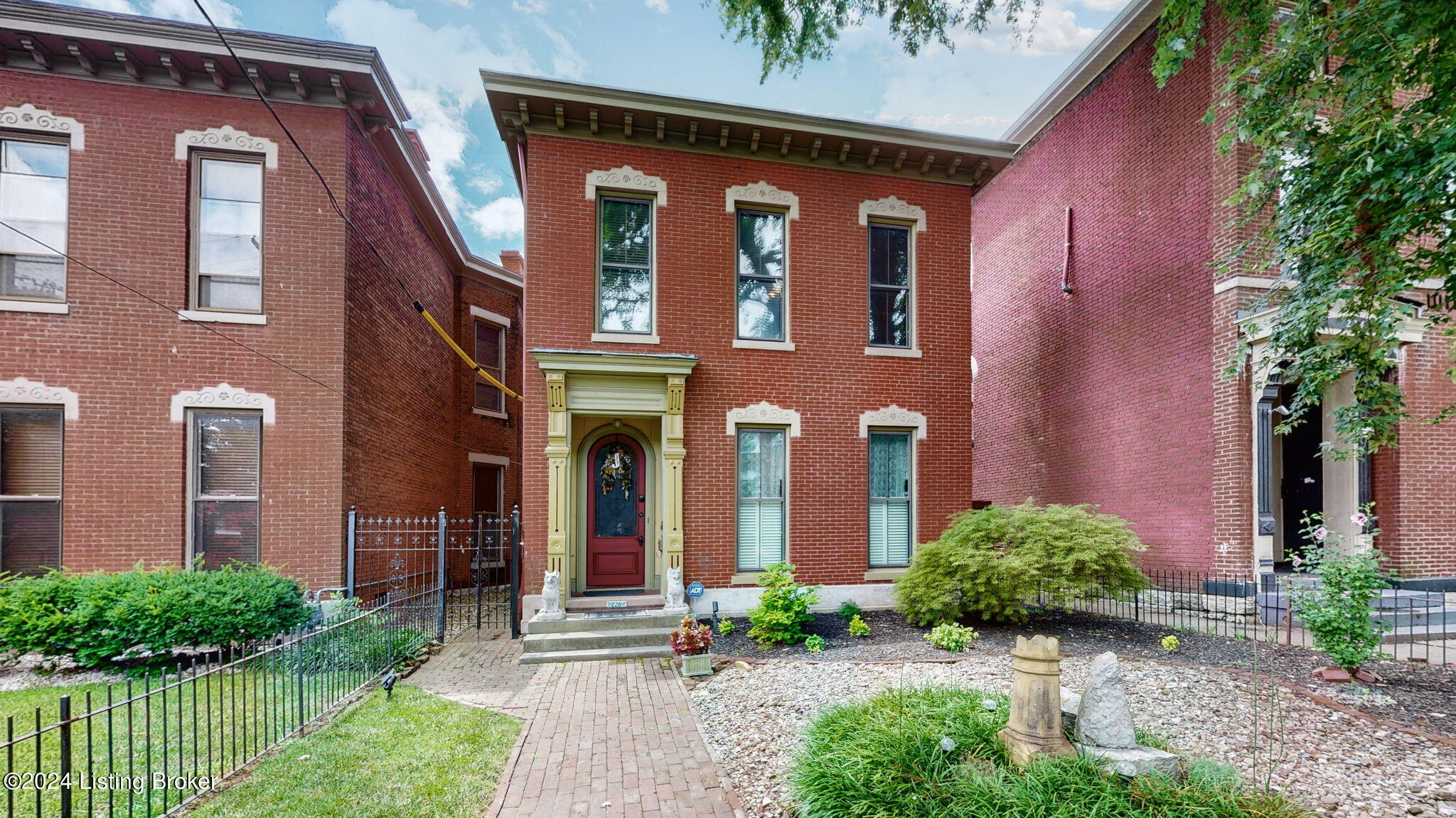 226 E Oak St