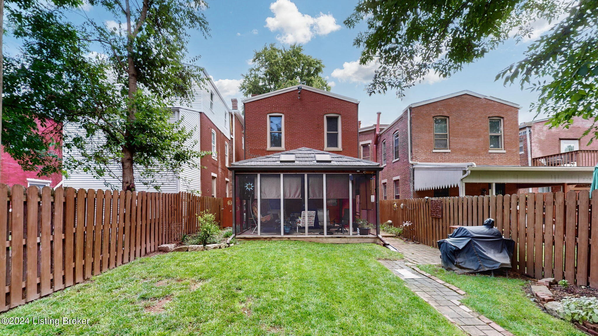 226 E Oak St