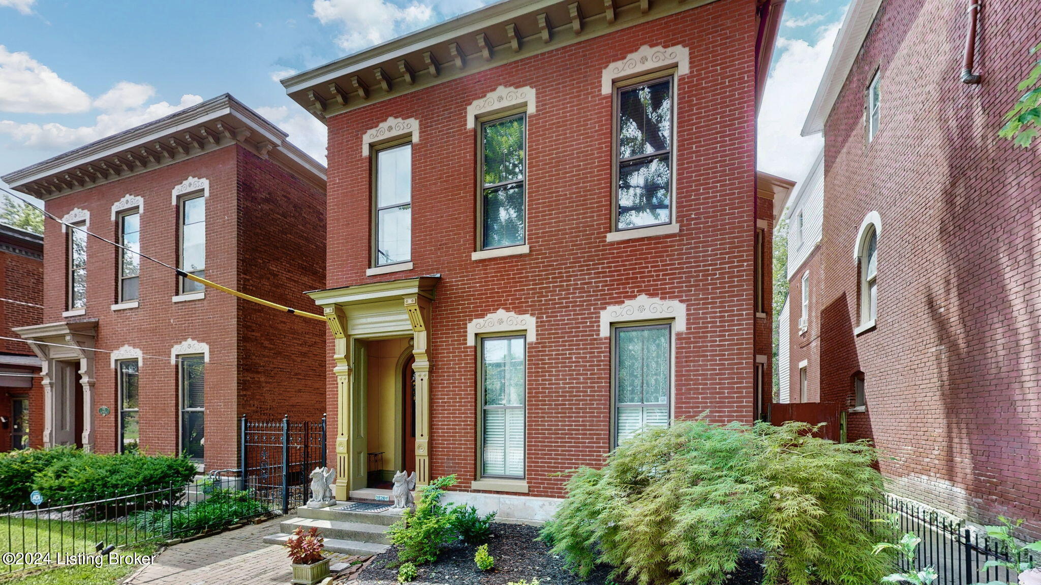 226 E Oak St