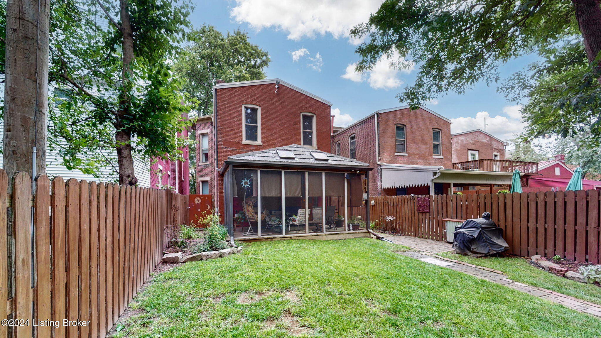 226 E Oak St