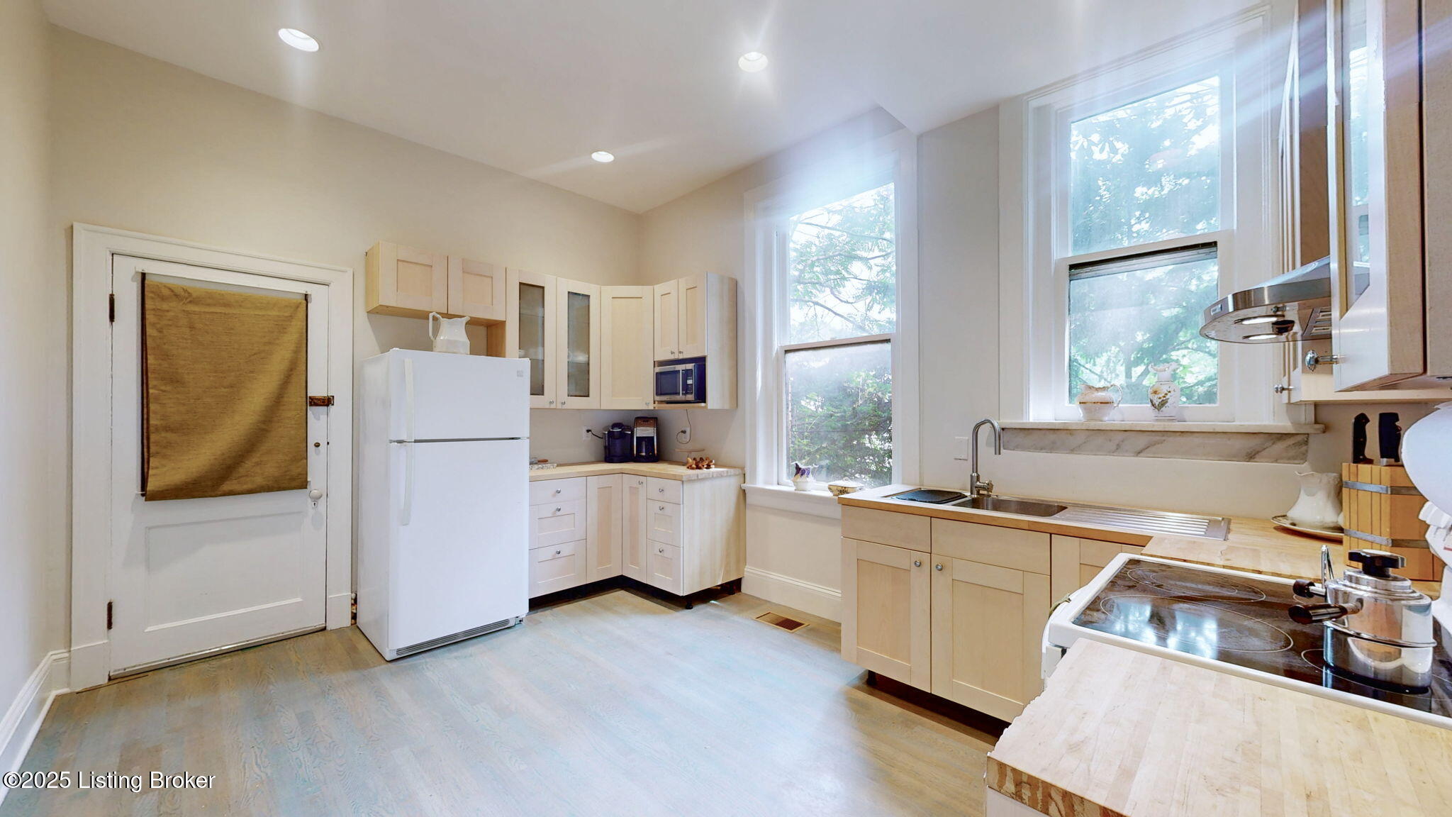 1411 Saint James Ct APT 2
