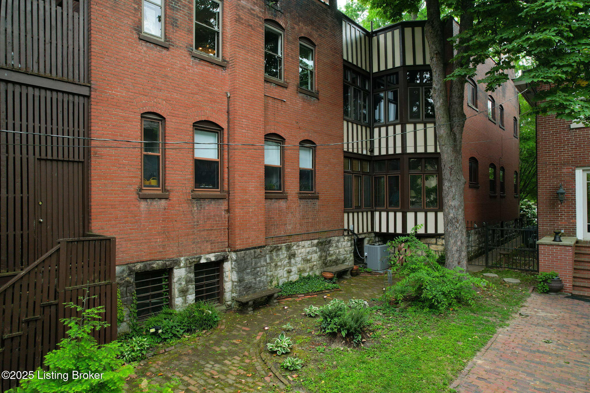 1411 Saint James Ct APT 2