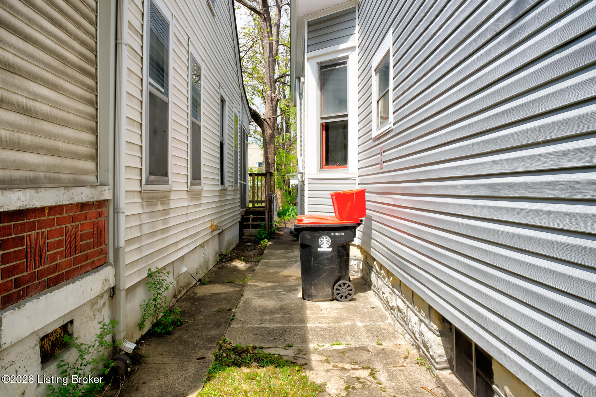 721 E Oak St