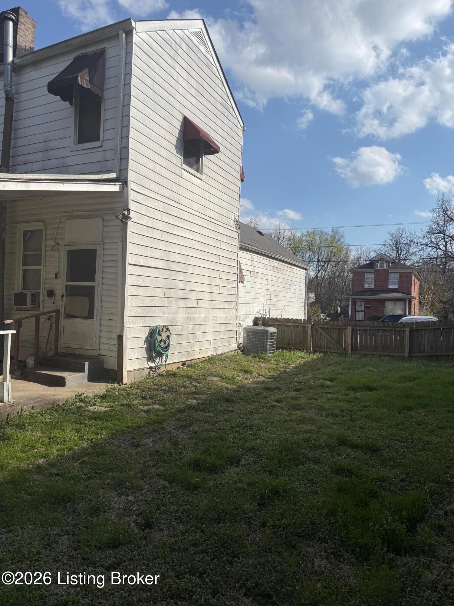 1523 W Oak St