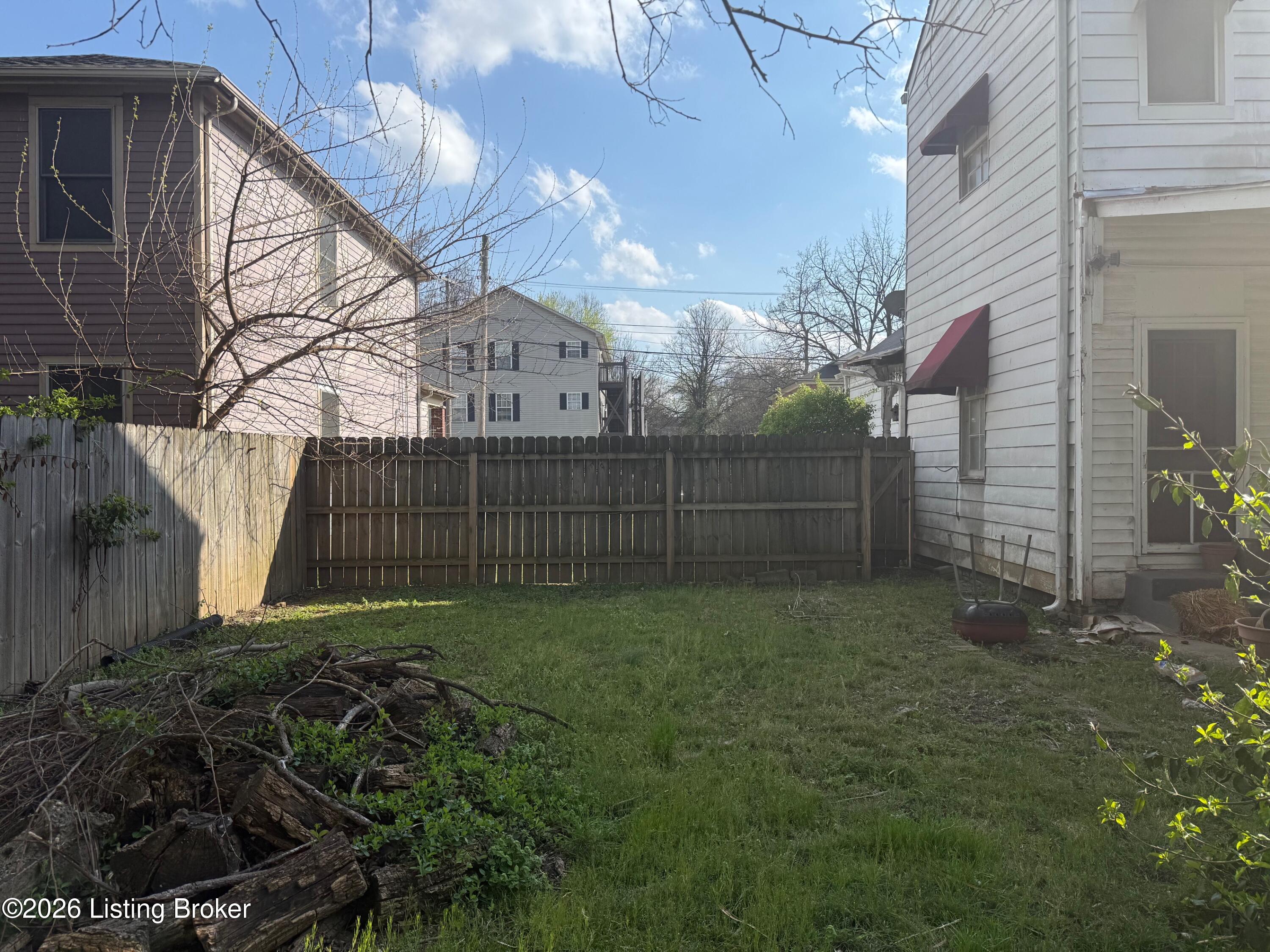 1523 W Oak St