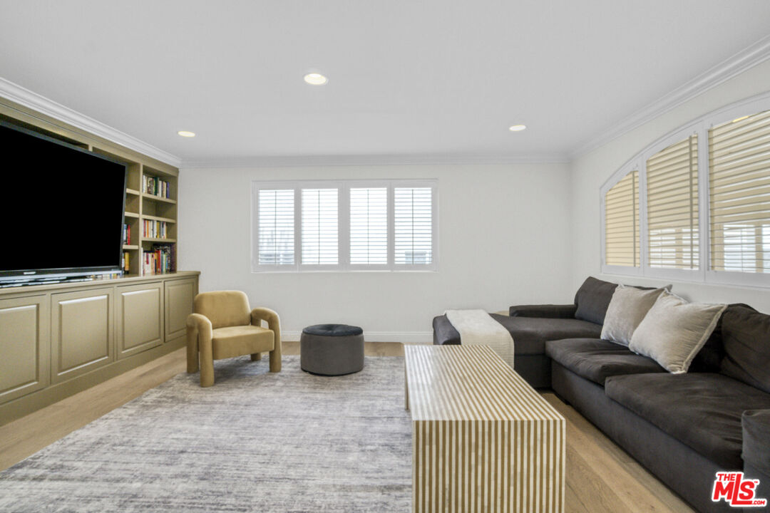 11974 Mayfield Ave Unit: 6