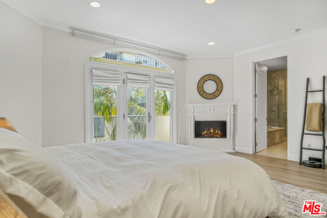 11974 Mayfield Ave Unit: 6