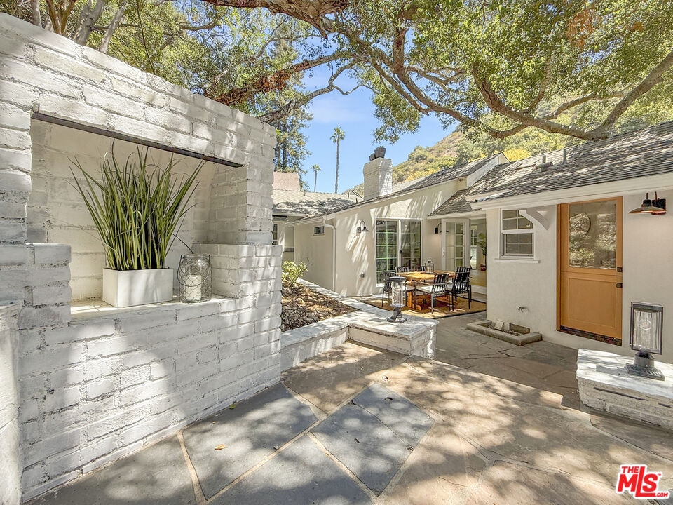 1831 Benedict Canyon Dr