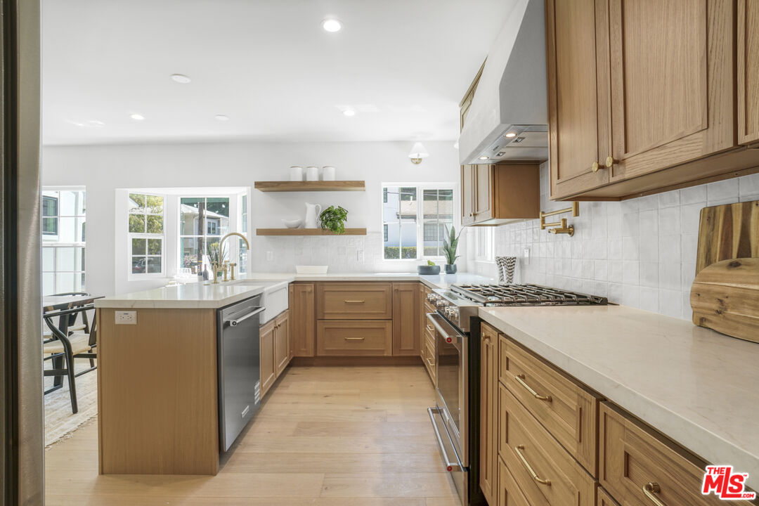 1831 Benedict Canyon Dr