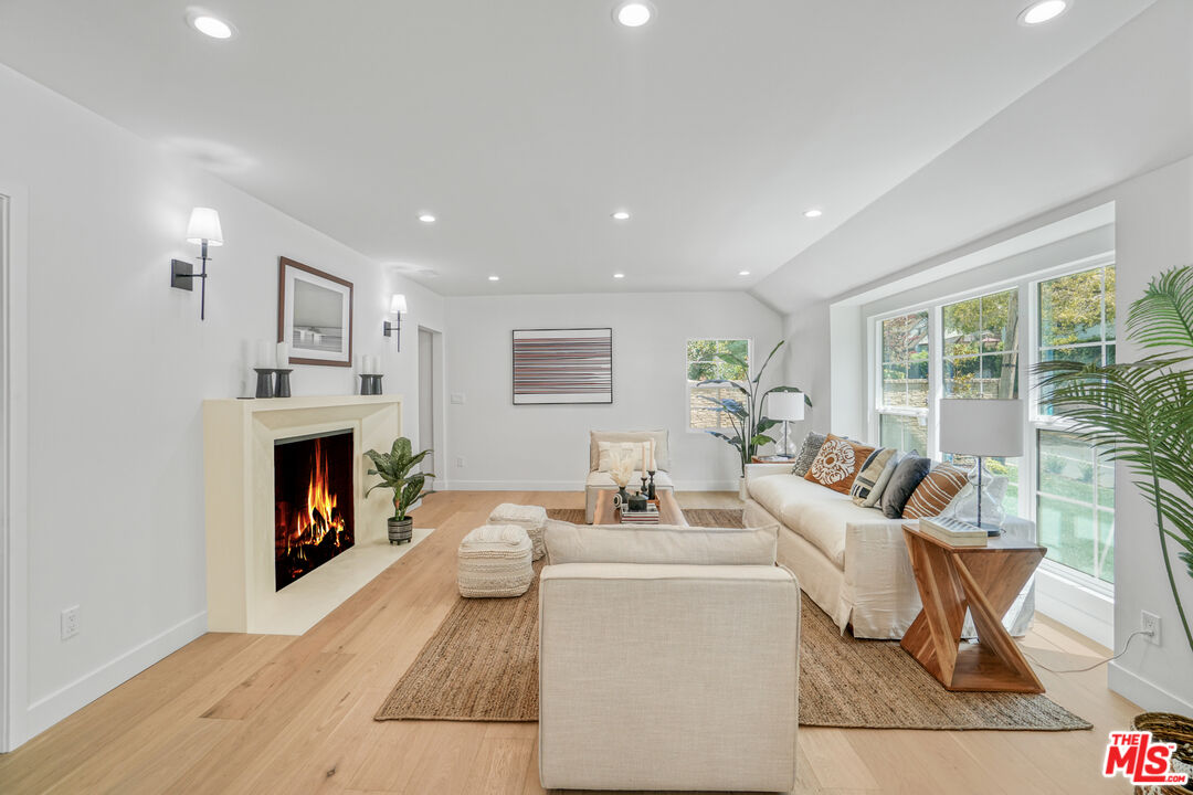 1831 Benedict Canyon Dr