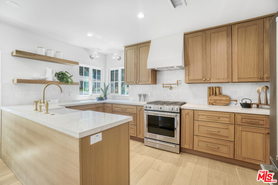 1831 Benedict Canyon Dr