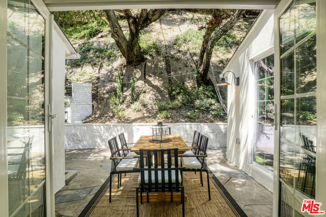 1831 Benedict Canyon Dr