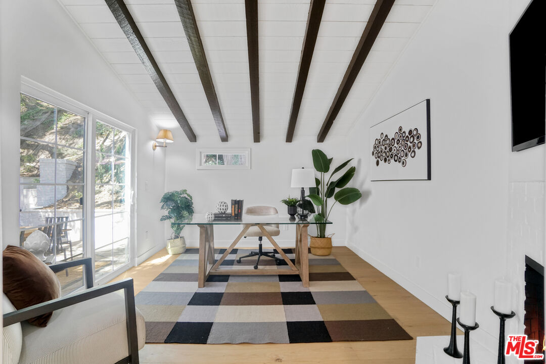 1831 Benedict Canyon Dr