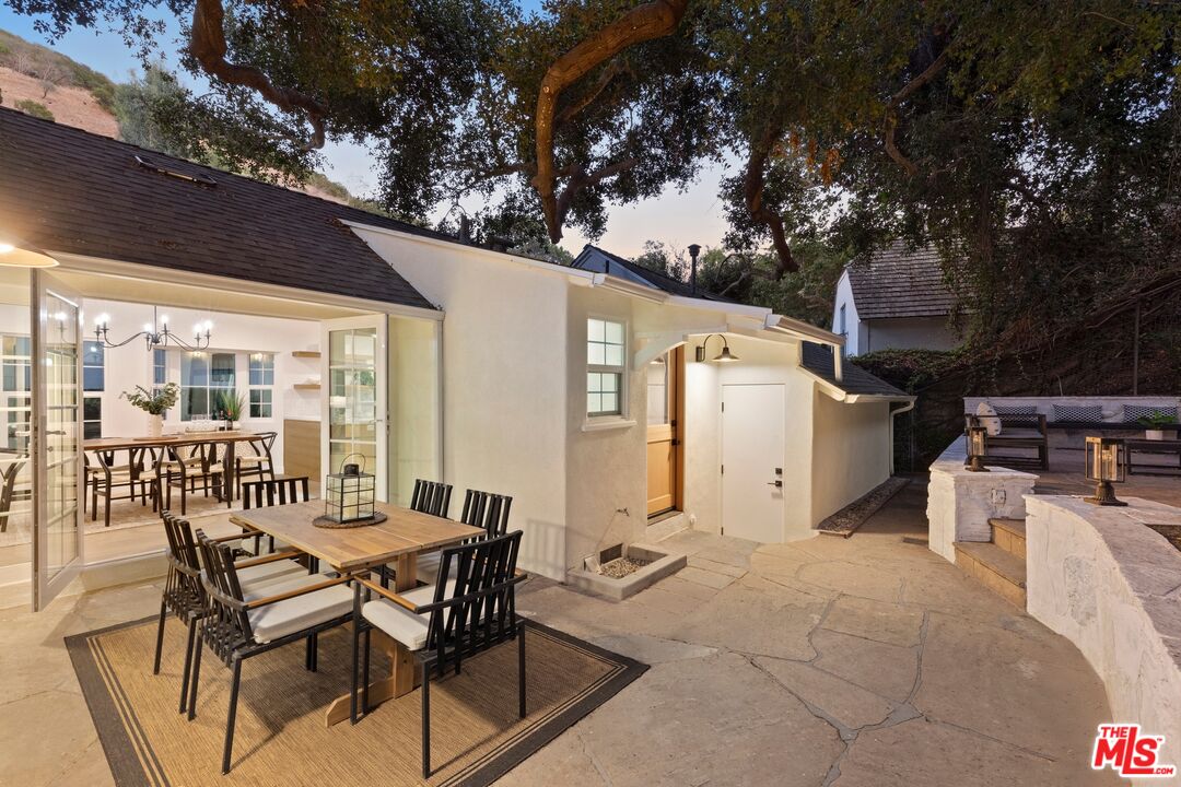 1831 Benedict Canyon Dr