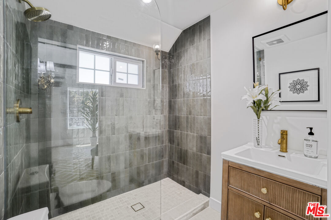 1831 Benedict Canyon Dr