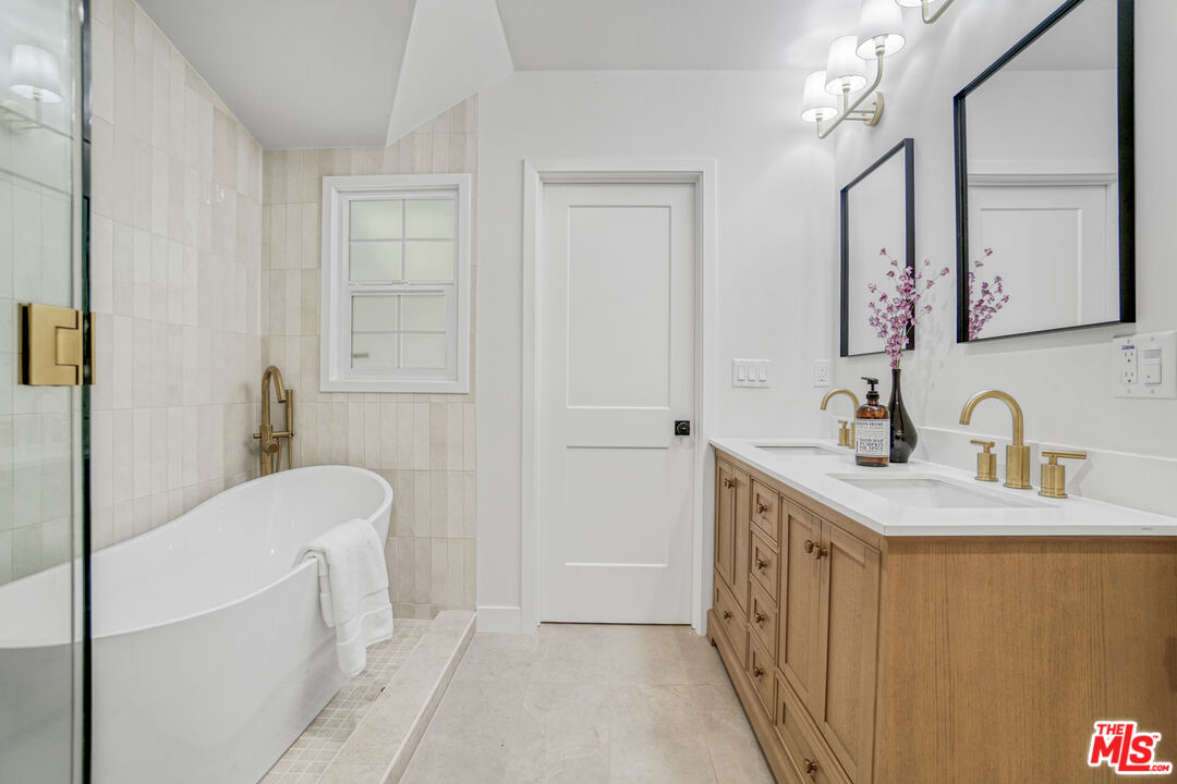 1831 Benedict Canyon Dr