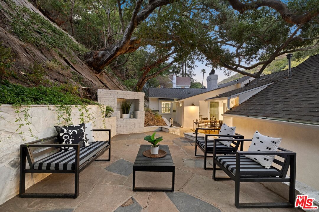 1831 Benedict Canyon Dr