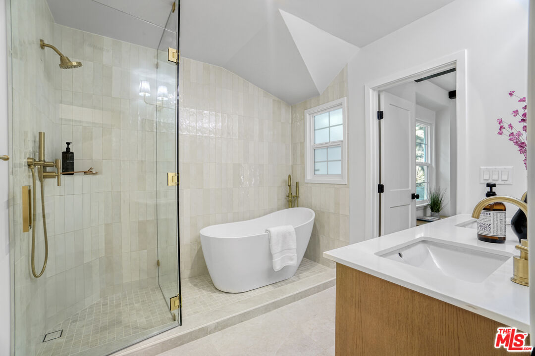 1831 Benedict Canyon Dr