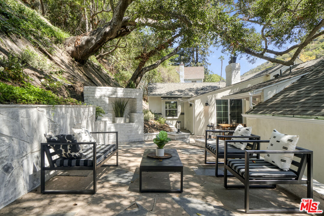 1831 Benedict Canyon Dr