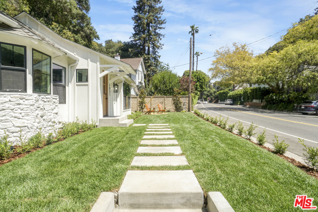 1831 Benedict Canyon Dr